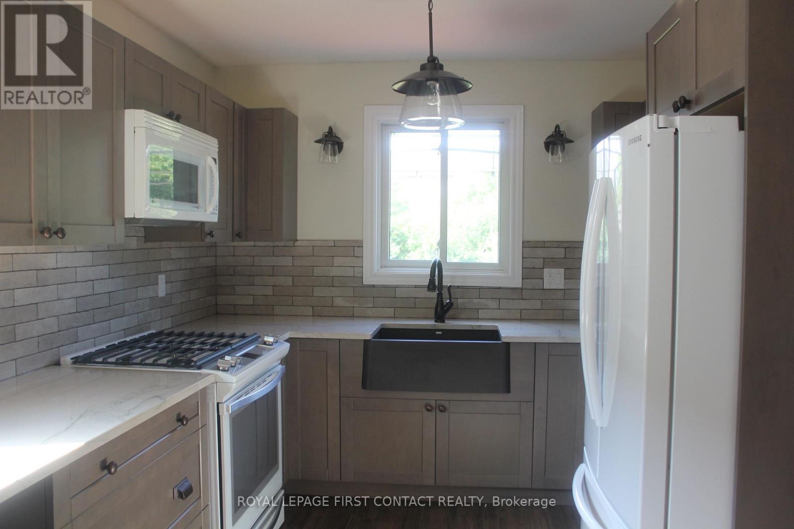 16 Rosenfeld Drive, Barrie (Grove East), Ontario  L4M 5X1 - Photo 4 - S13056874