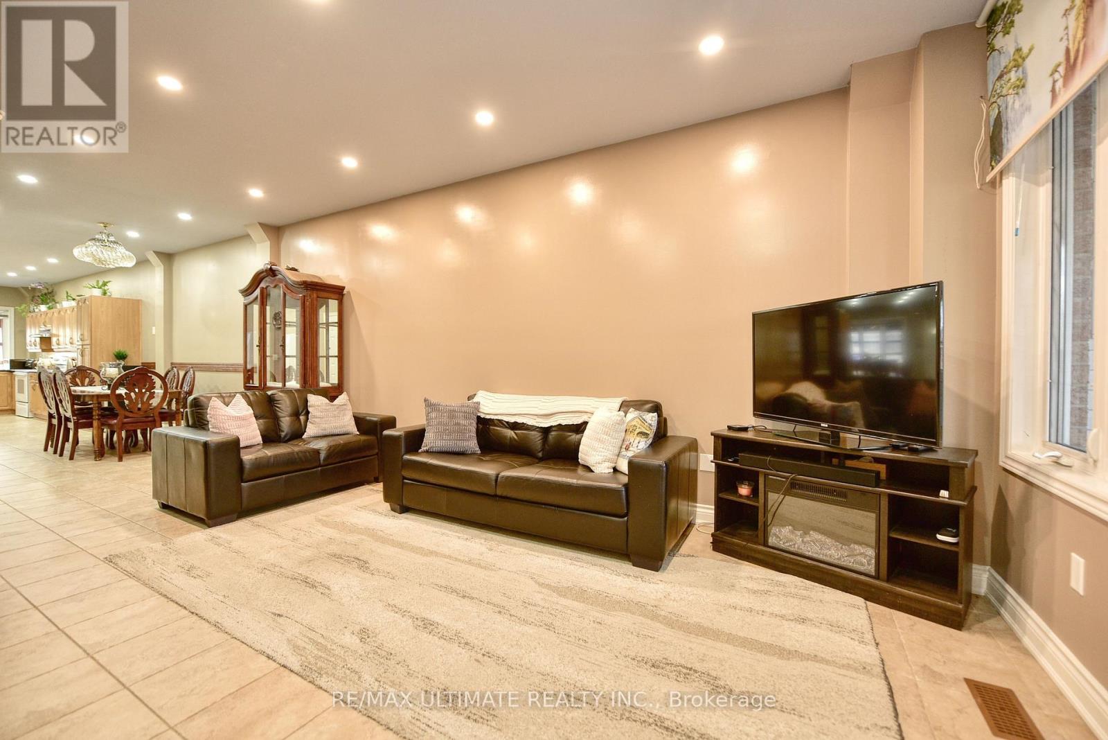 227 Earlscourt Avenue, Toronto, Ontario  M6E 4B4 - Photo 3 - W13056584