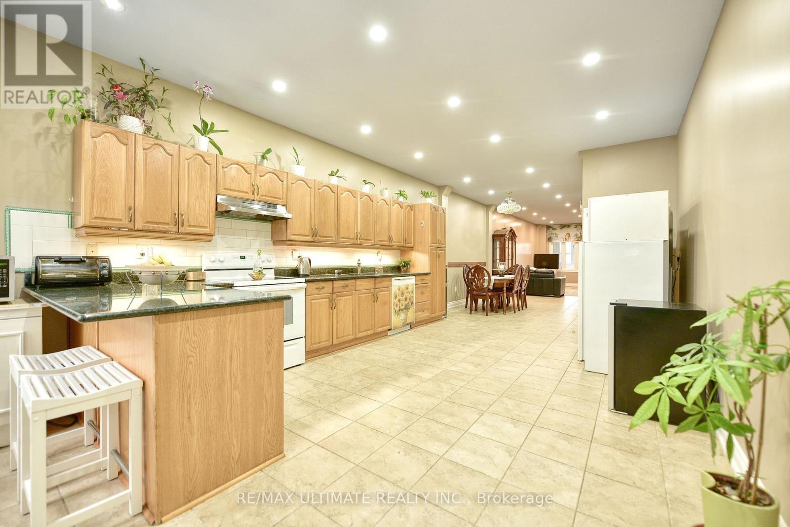 227 Earlscourt Avenue, Toronto, Ontario  M6E 4B4 - Photo 4 - W13056584