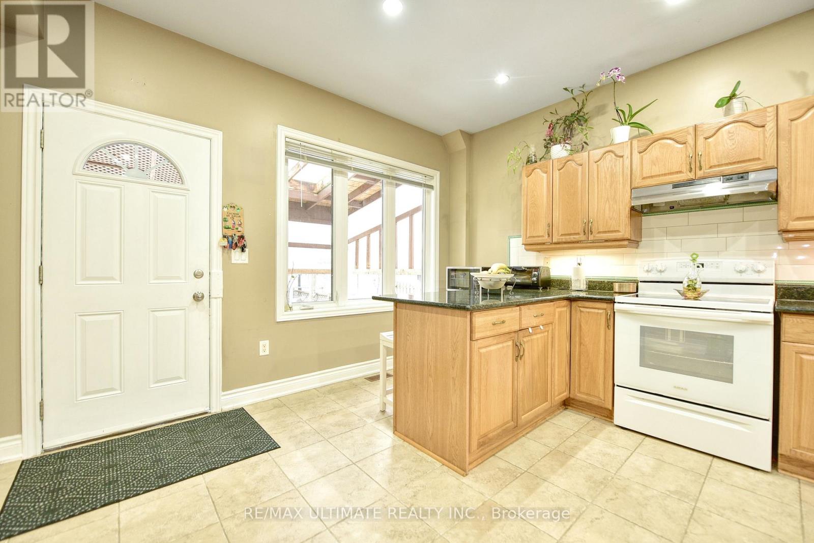 227 Earlscourt Avenue, Toronto, Ontario  M6E 4B4 - Photo 5 - W13056584