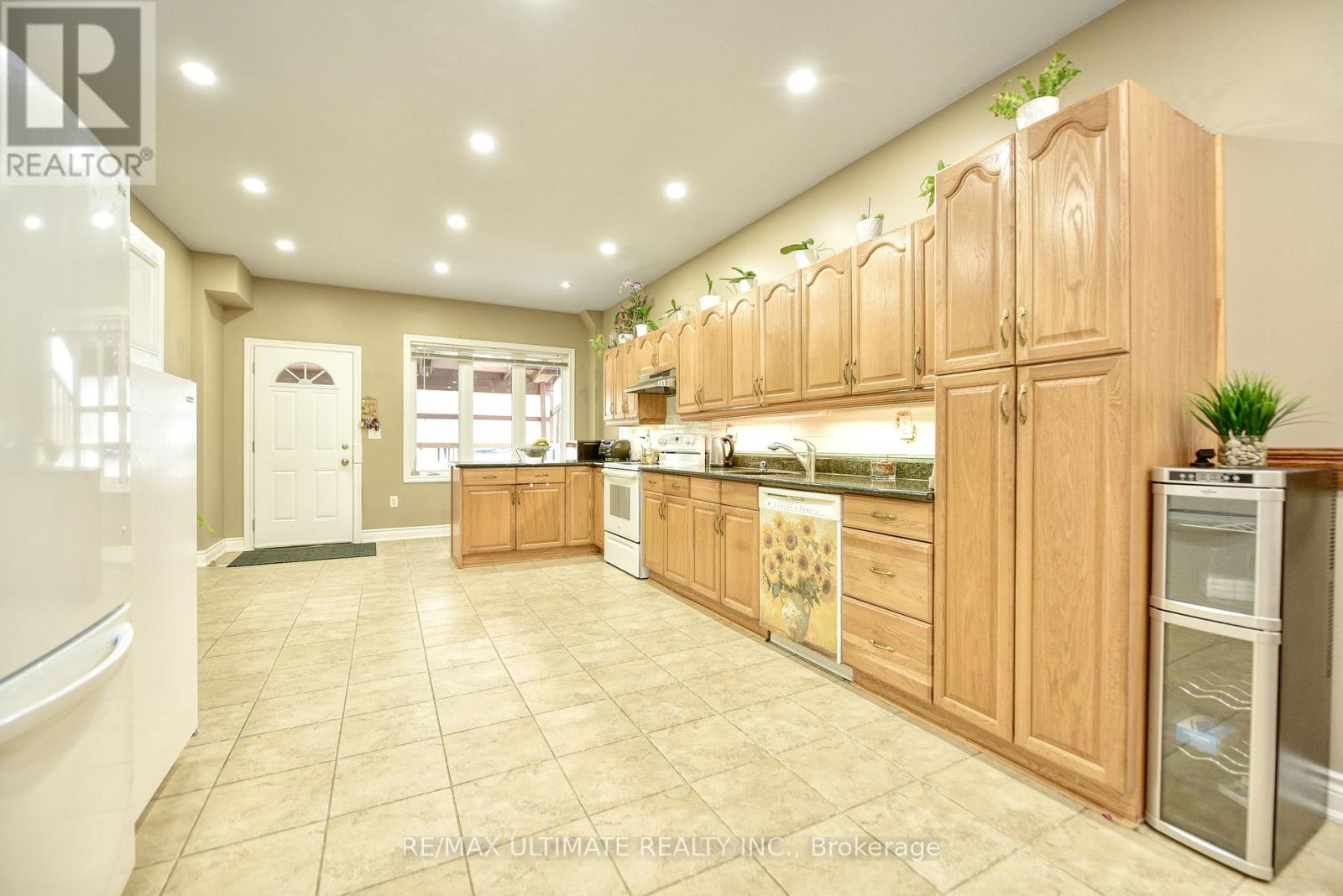 227 Earlscourt Avenue, Toronto, Ontario  M6E 4B4 - Photo 6 - W13056584