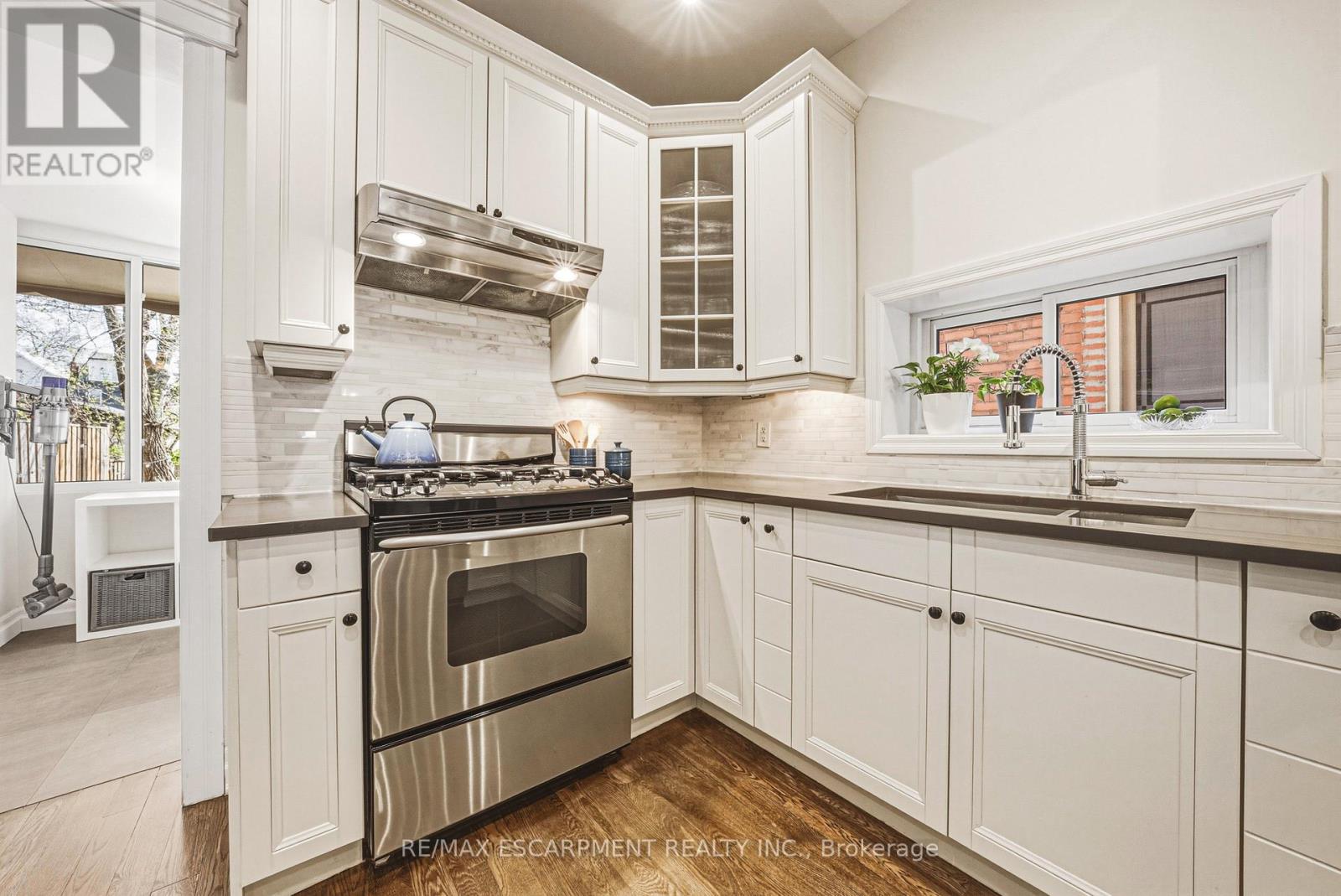 301 Evelyn Avenue, Toronto, Ontario  M6P 2Z8 - Photo 12 - W13056588