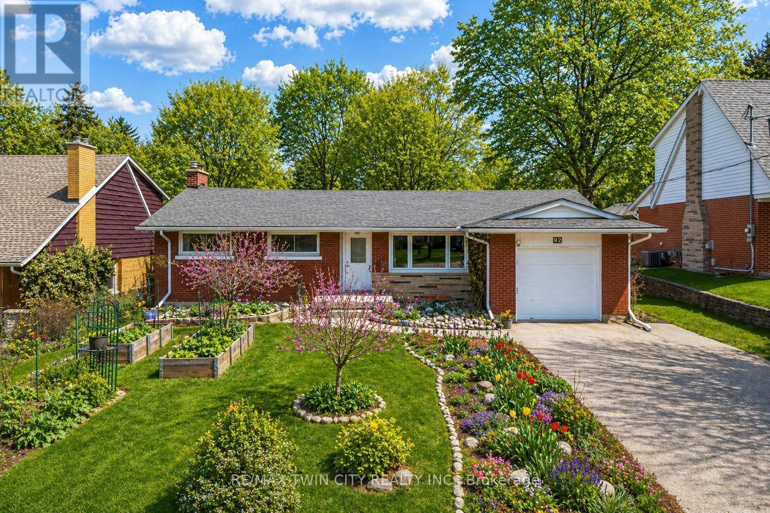 92 BRAESIDE AVENUE, Waterloo, Ontario