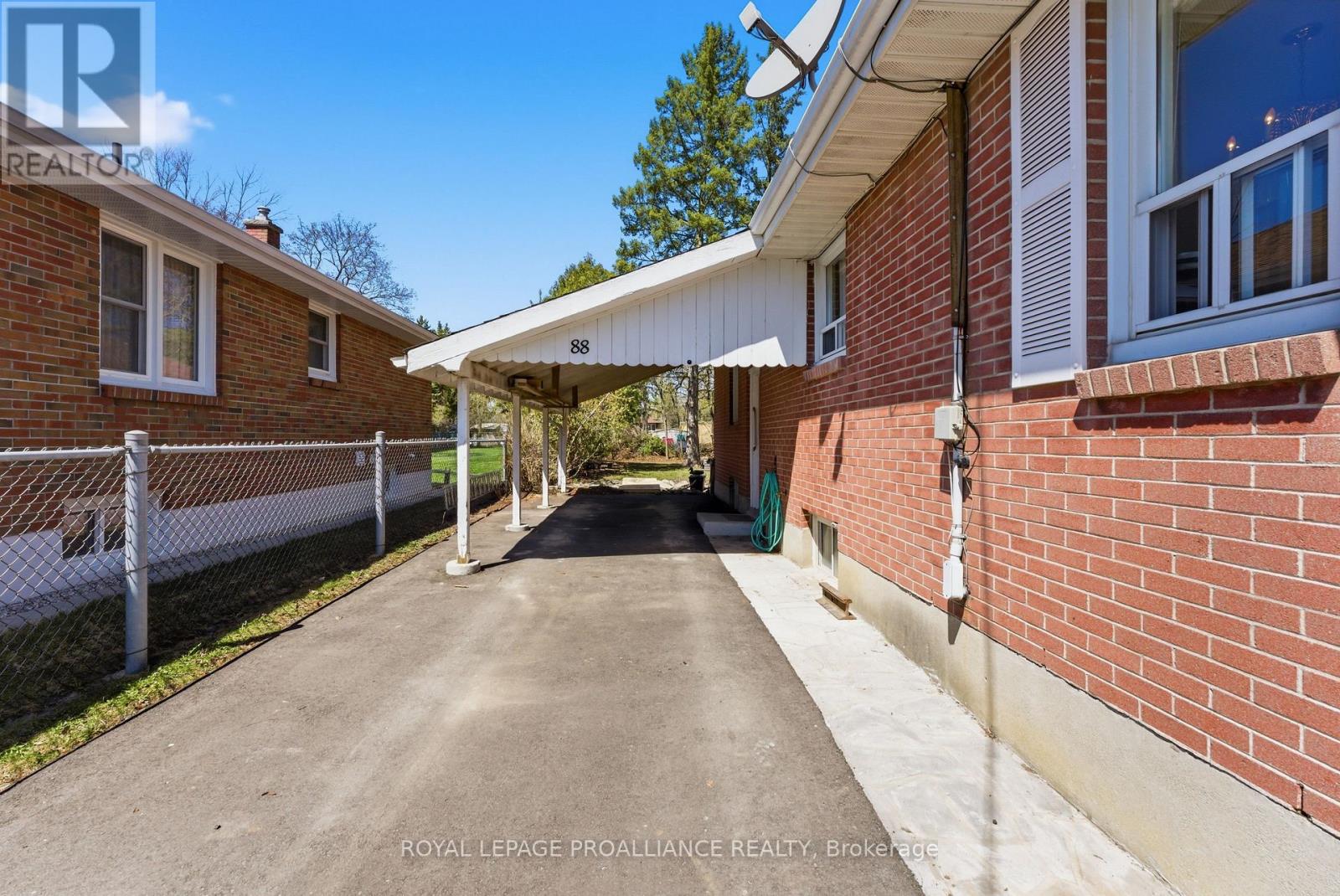 88 Crestview Avenue, Belleville (Belleville Ward), Ontario  K8N 1W9 - Photo 4 - X13057112