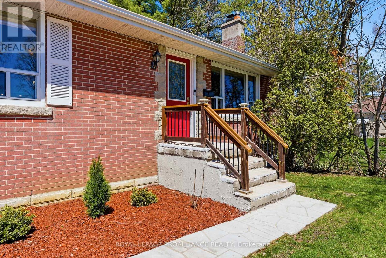 88 Crestview Avenue, Belleville (Belleville Ward), Ontario  K8N 1W9 - Photo 5 - X13057112