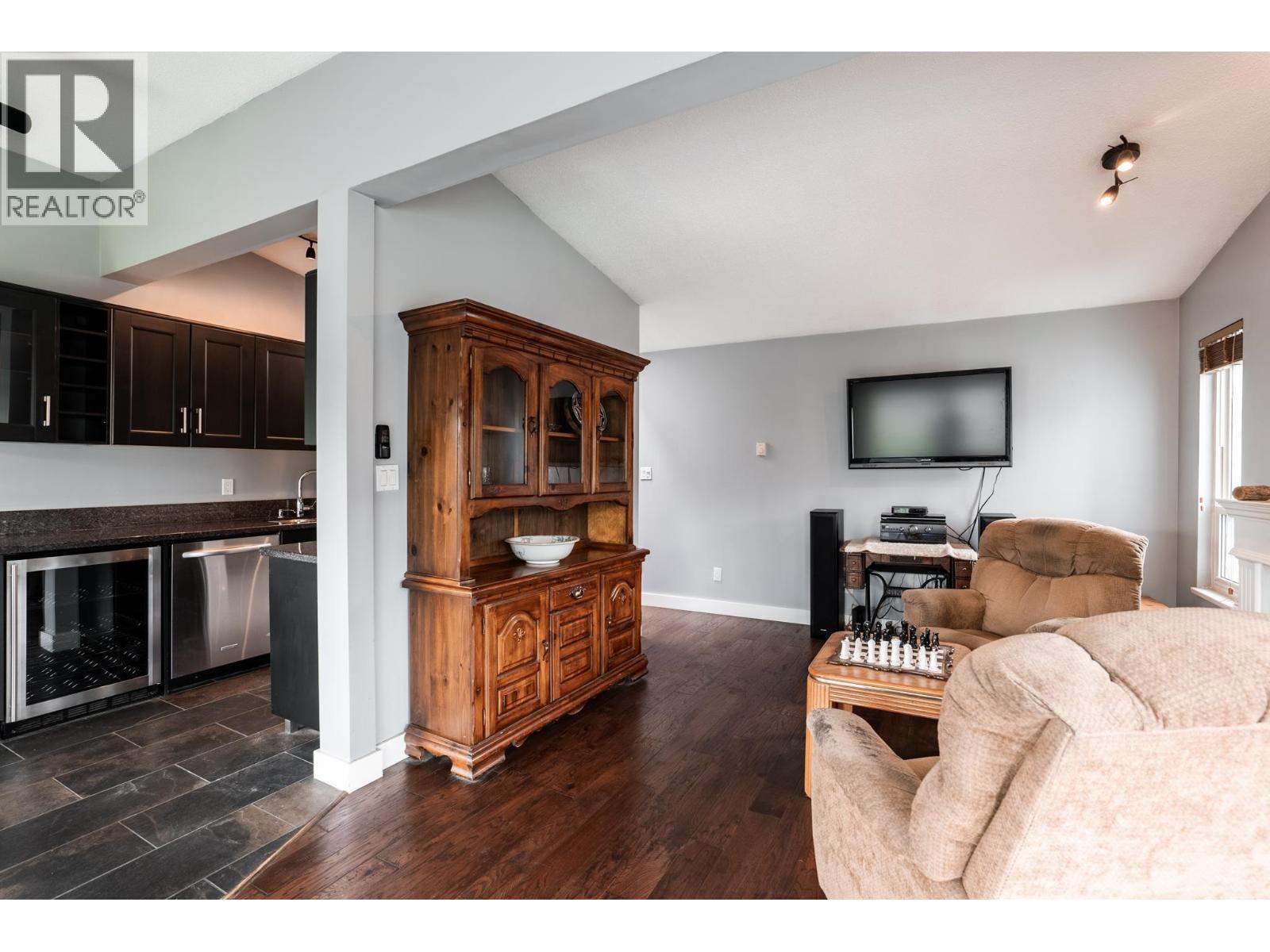 303 2615 Lonsdale Avenue, North Vancouver, British Columbia  V7N 3H7 - Photo 2 - R3117219