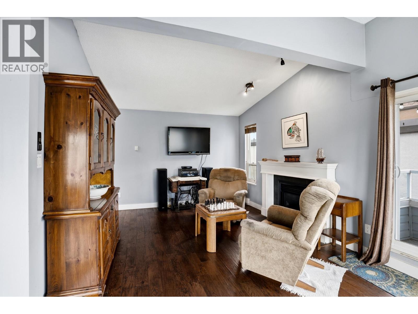 303 2615 Lonsdale Avenue, North Vancouver, British Columbia  V7N 3H7 - Photo 3 - R3117219