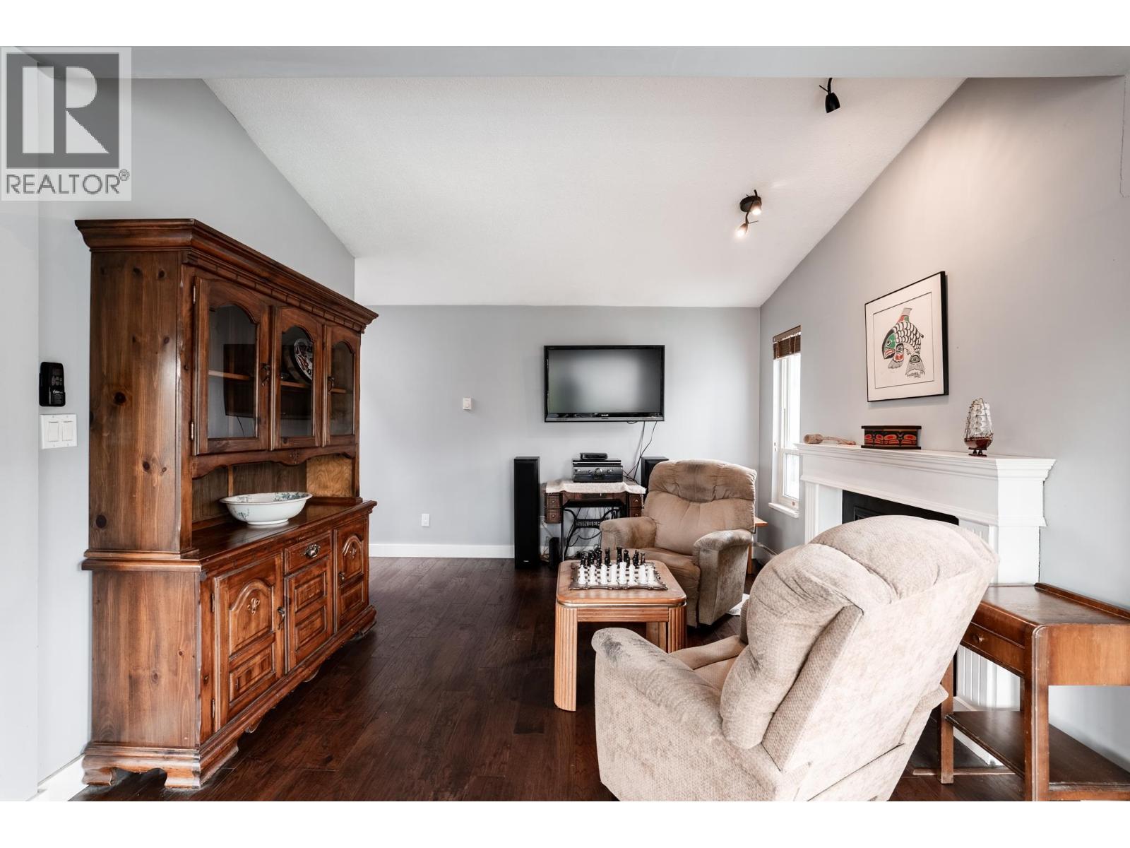 303 2615 Lonsdale Avenue, North Vancouver, British Columbia  V7N 3H7 - Photo 4 - R3117219