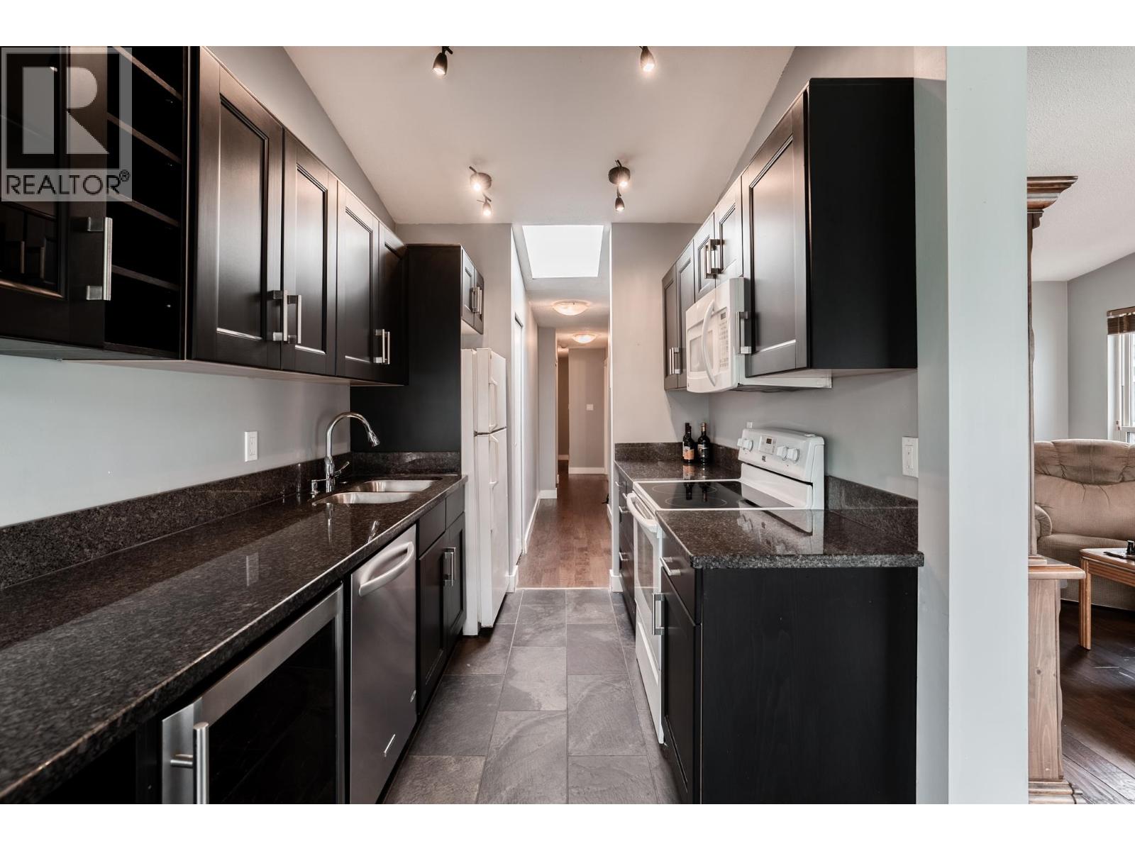 303 2615 Lonsdale Avenue, North Vancouver, British Columbia  V7N 3H7 - Photo 6 - R3117219