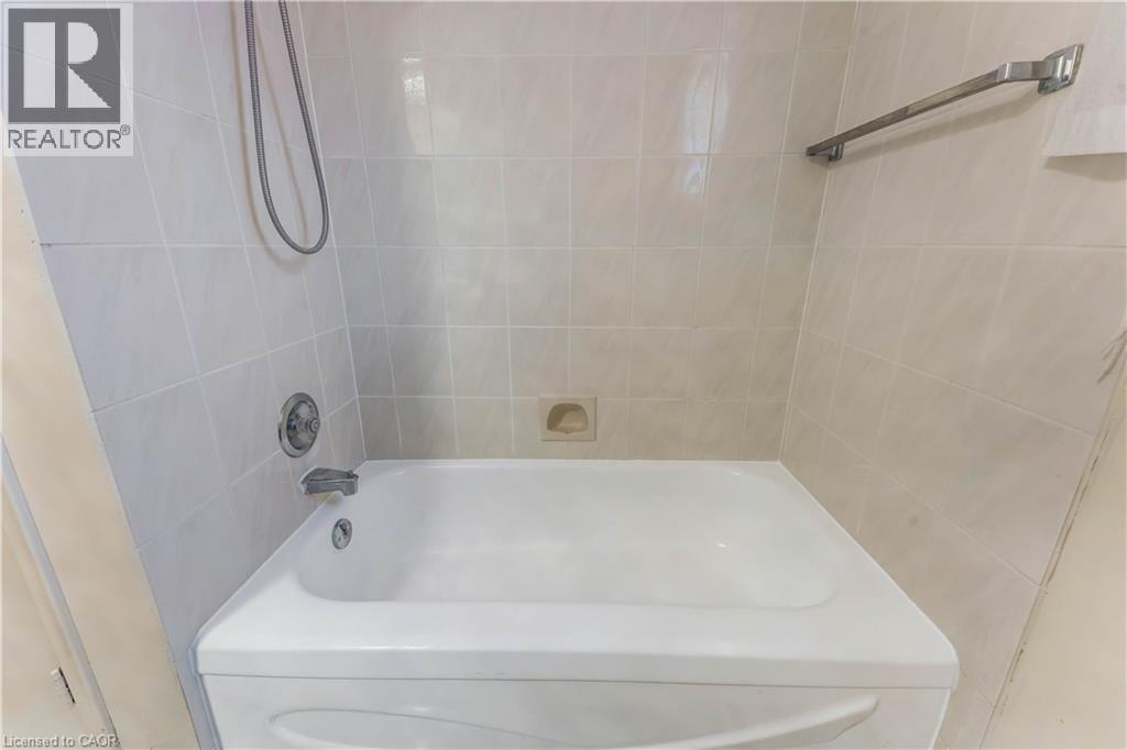 402 Lakeview Drive, Waterloo, Ontario  N2L 4Z6 - Photo 17 - 40824977