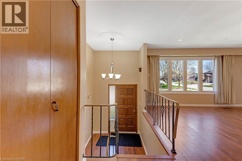 402 Lakeview Drive, Waterloo, Ontario  N2L 4Z6 - Photo 4 - 40824977