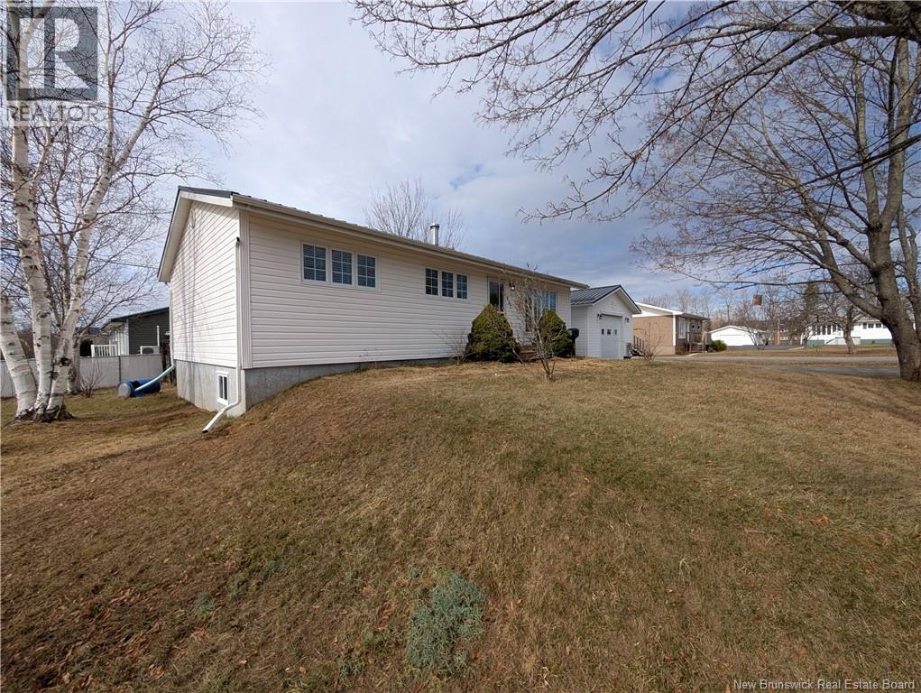 562 Fleet, Bathurst, New Brunswick  E2A 4H1 - Photo 3 - NB138233