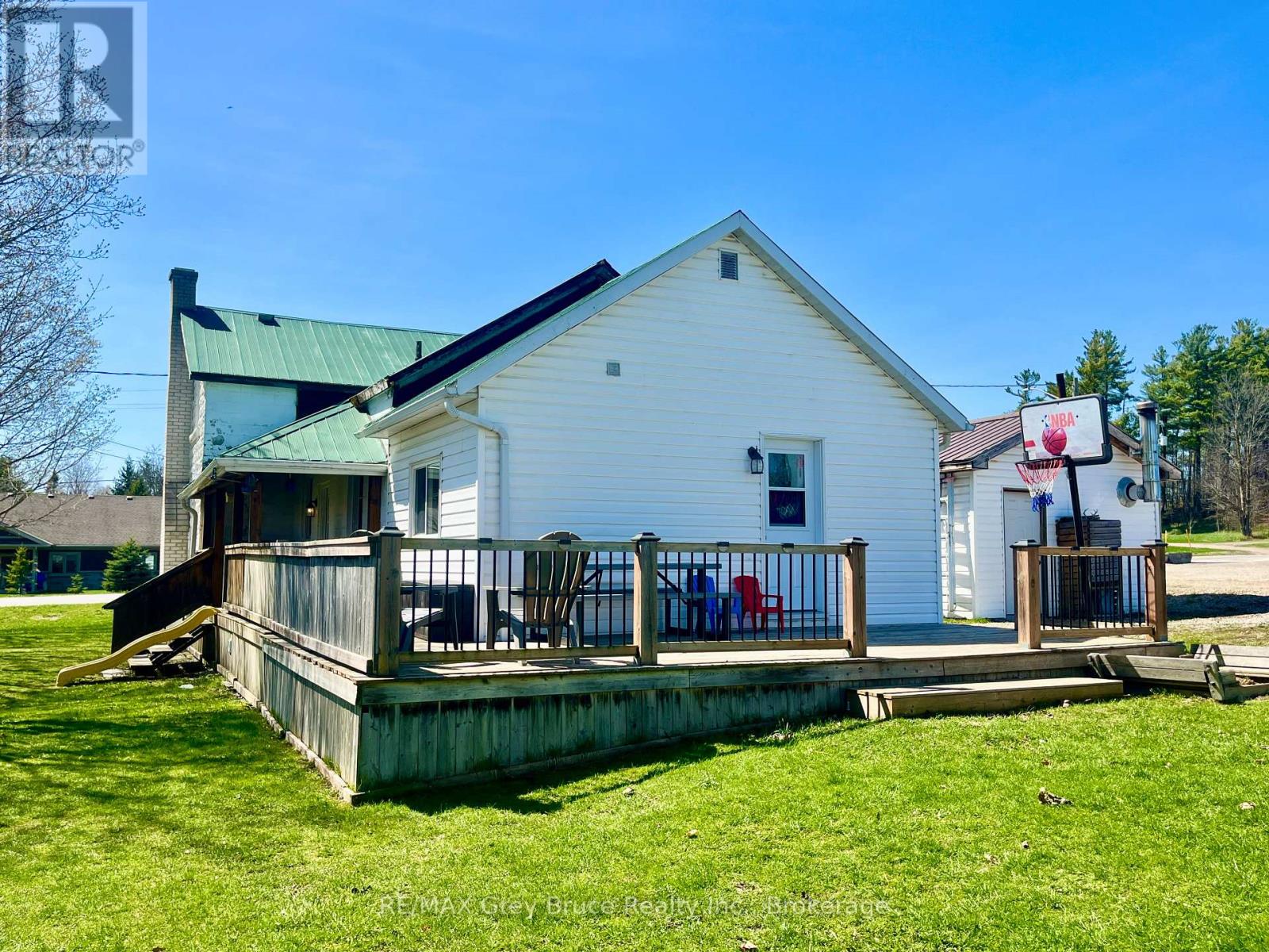 141 Yonge Street N, Arran-Elderslie, Ontario  N0H 2N0 - Photo 2 - X13057298