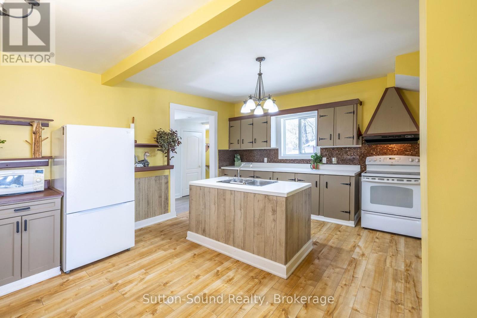 243 Queen Street W, South Bruce Peninsula, Ontario  N0H 1P0 - Photo 3 - X13057360