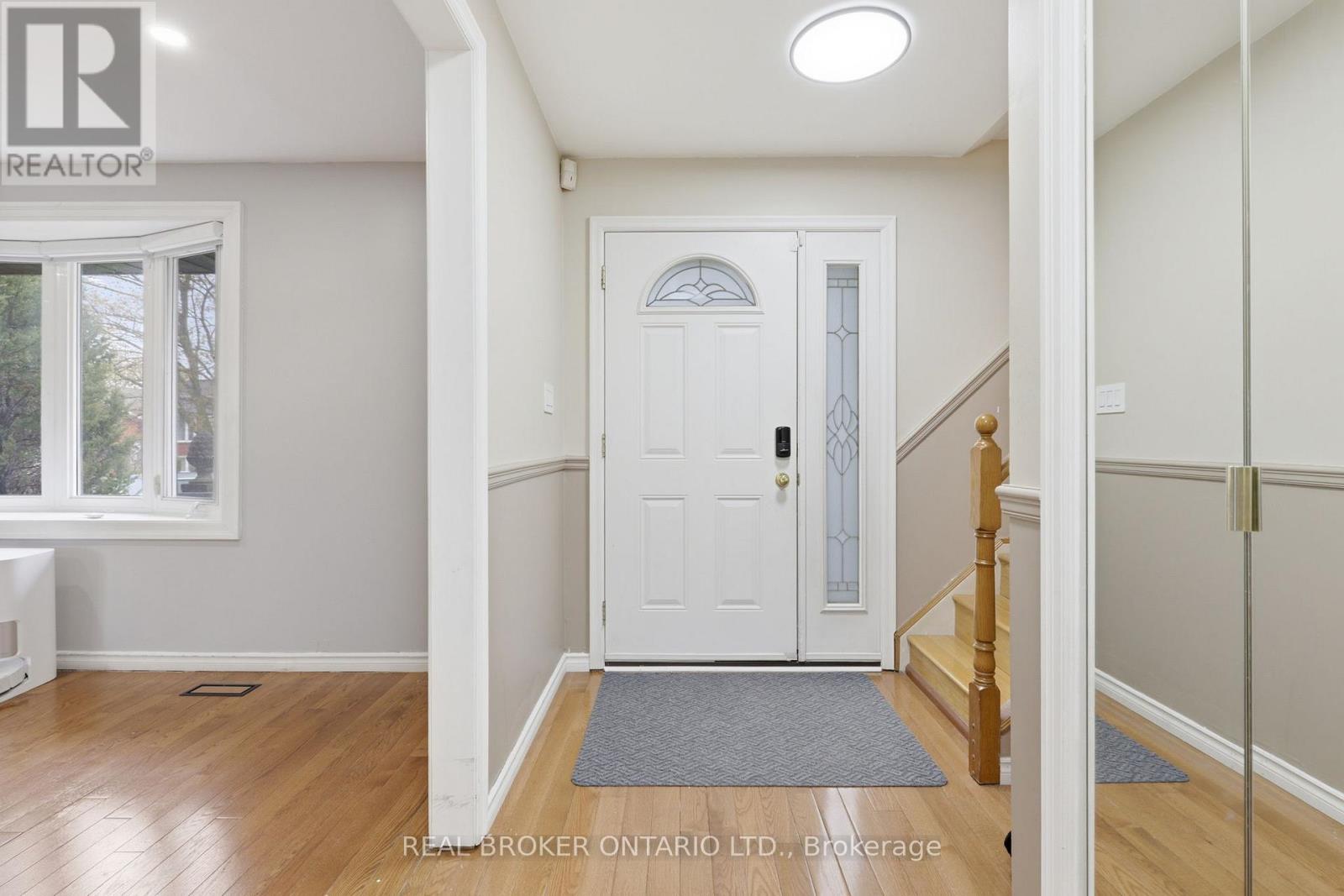 536 Lisbon Court, Oshawa, Ontario  L1J 6R3 - Photo 4 - E13057242