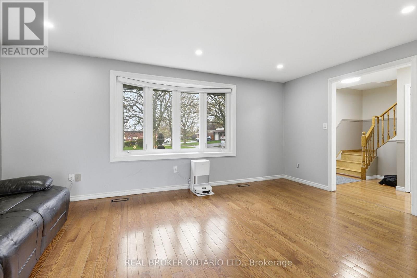 536 Lisbon Court, Oshawa, Ontario  L1J 6R3 - Photo 5 - E13057242