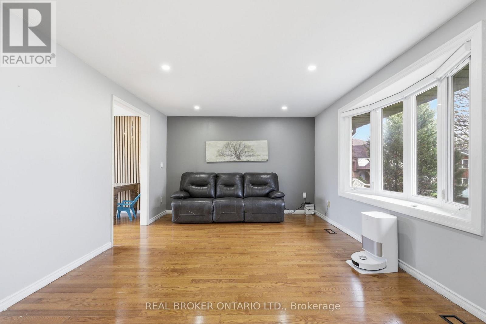 536 Lisbon Court, Oshawa, Ontario  L1J 6R3 - Photo 6 - E13057242