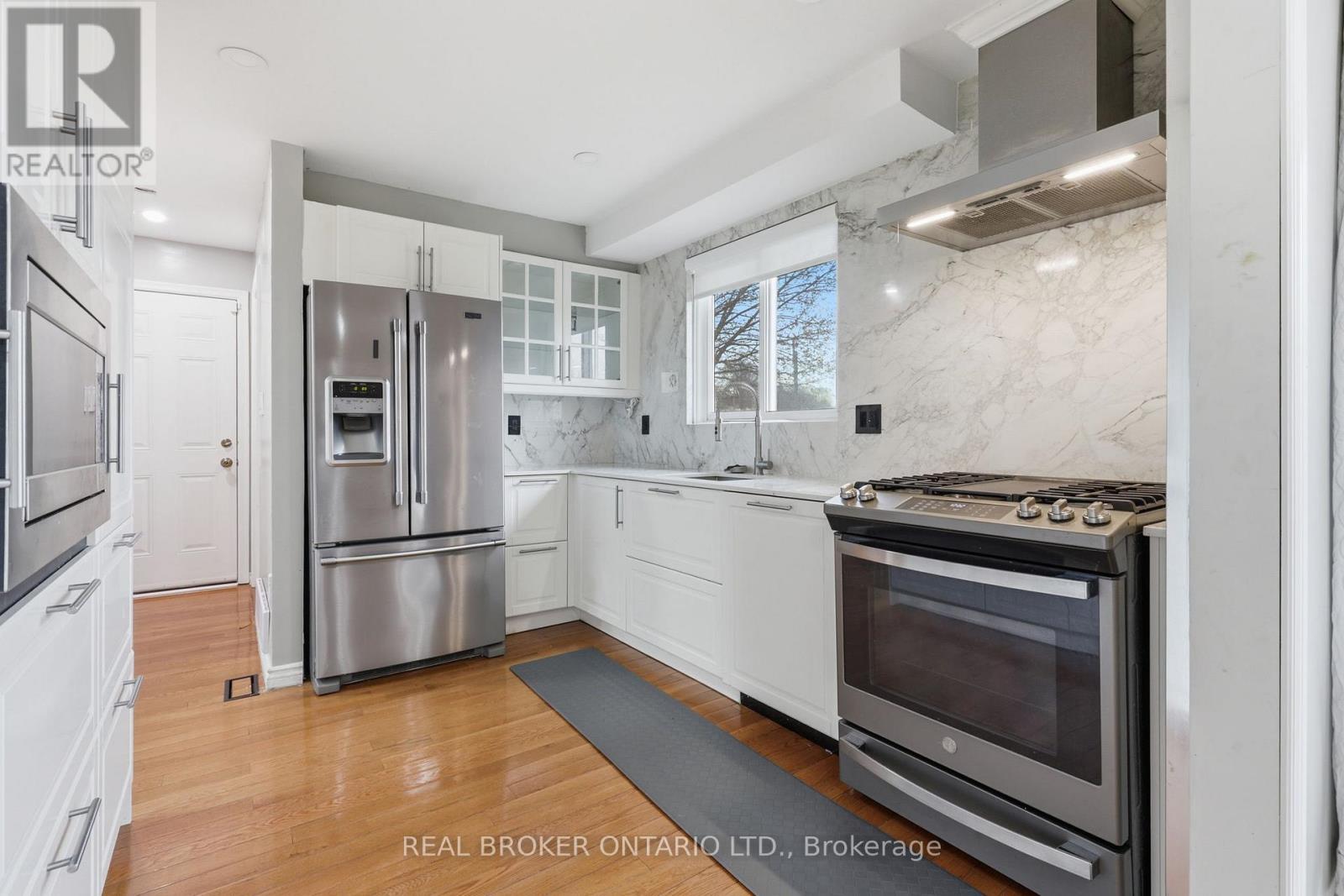 536 Lisbon Court, Oshawa, Ontario  L1J 6R3 - Photo 9 - E13057242