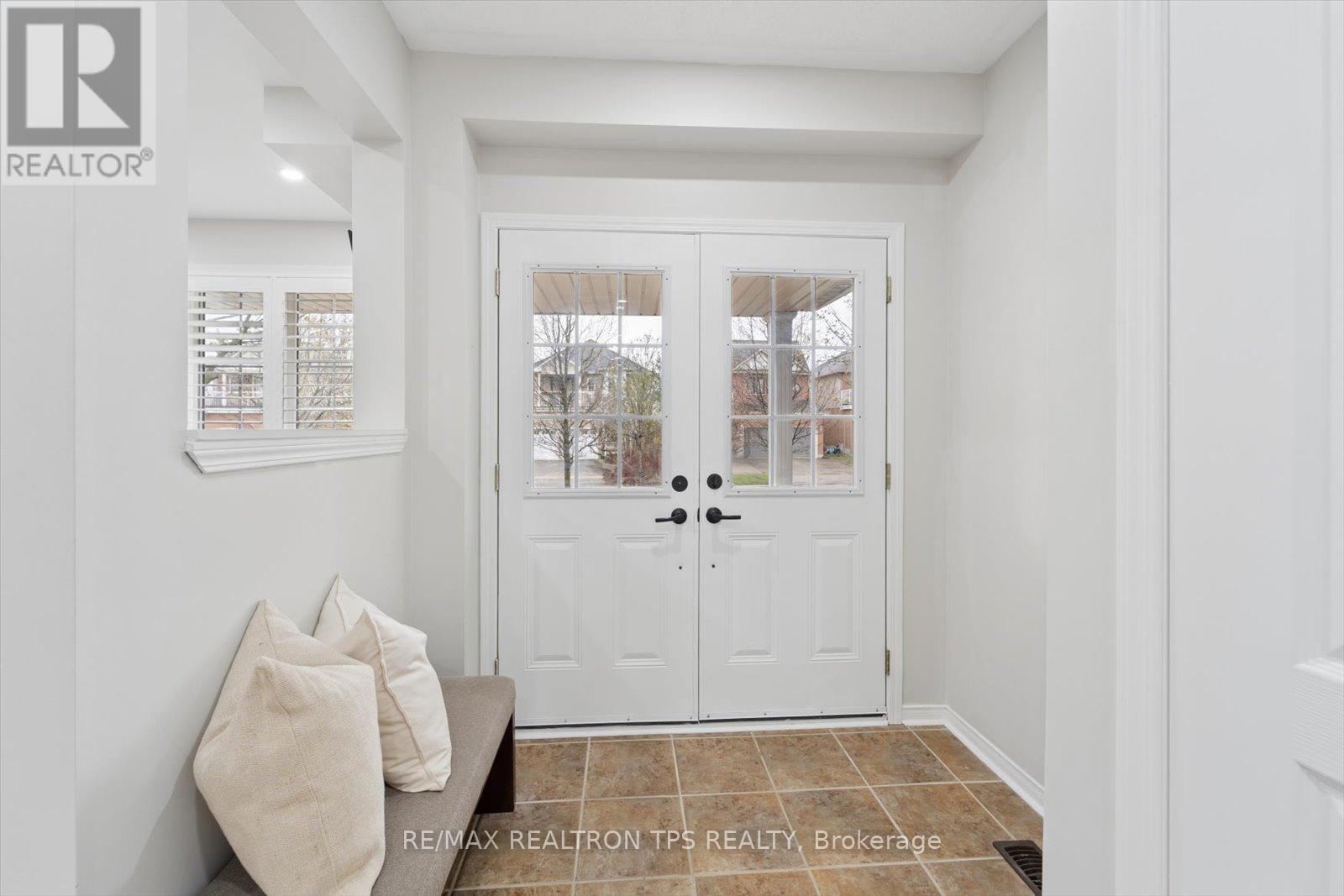 263 Sprucewood Crescent, Clarington, Ontario  L1C 5H1 - Photo 4 - E13057410