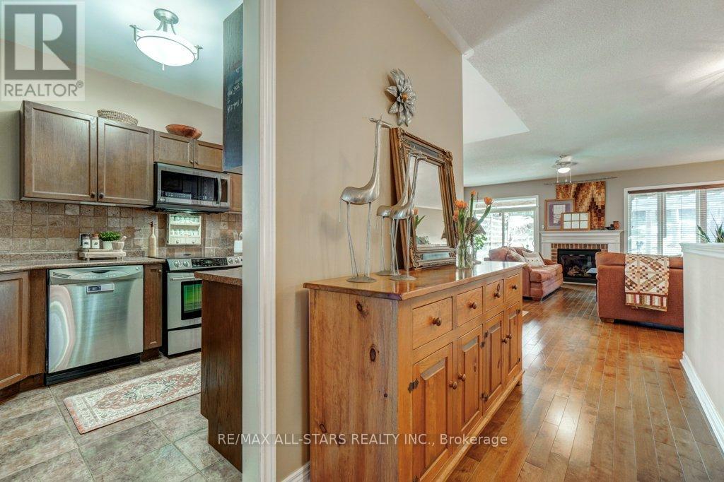 32 Oakside Drive, Uxbridge, Ontario  L9P 2A4 - Photo 4 - N12954520