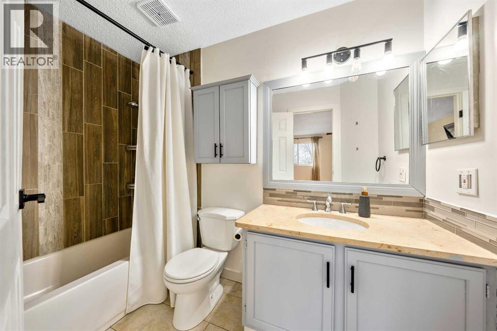 100 Woodfield Green Sw, Calgary, Alberta  T2W 3T9 - Photo 18 - A2296479