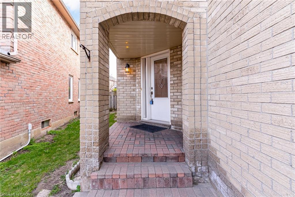 18 Nature Court, Brampton, Ontario  L6S 5T8 - Photo 4 - 40823829