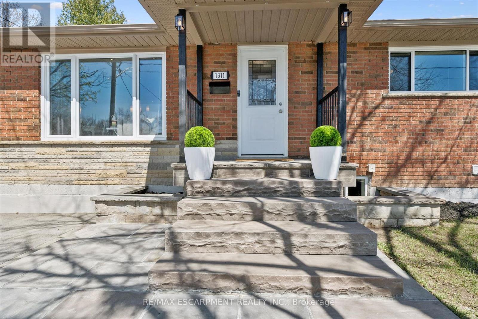 1311 Royal Drive, Burlington, Ontario  L7P 2G2 - Photo 3 - W13057262