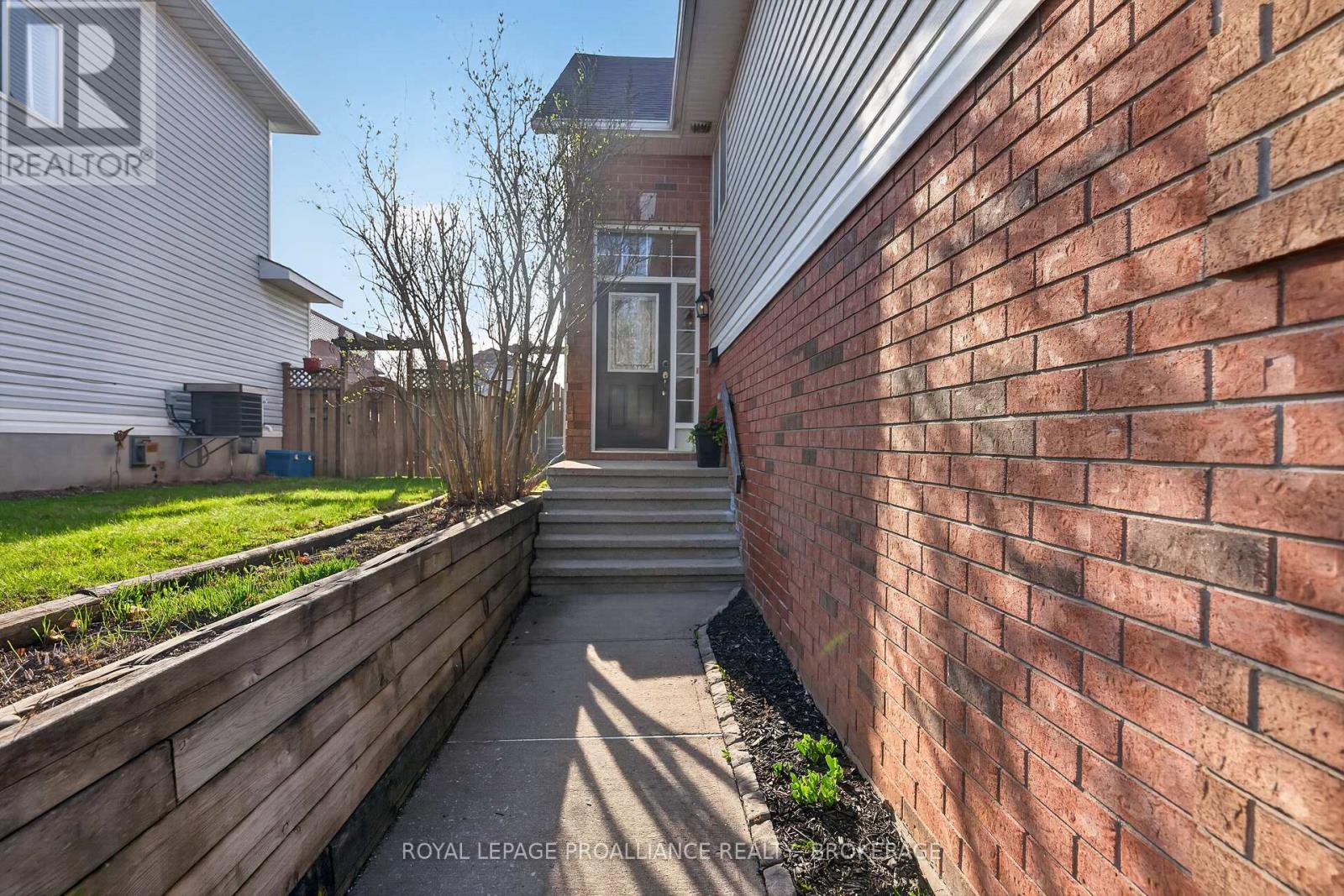 1402 Thornwood Crescent, Kingston, Ontario  K7P 3B6 - Photo 2 - X13057568