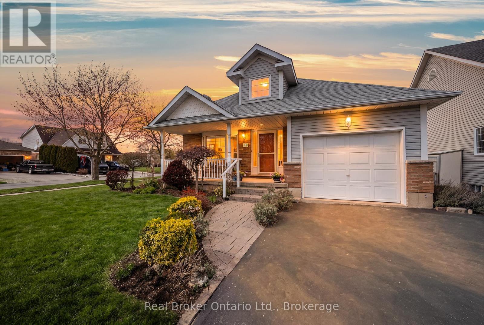 34 Margaret Avenue, Grimsby, Ontario  L3M 5L4 - Photo 1 - X13057658