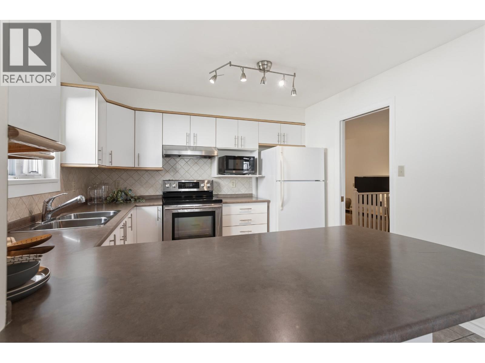 10 3939 Indian River Drive, North Vancouver, British Columbia  V7G 2P5 - Photo 10 - R3117230