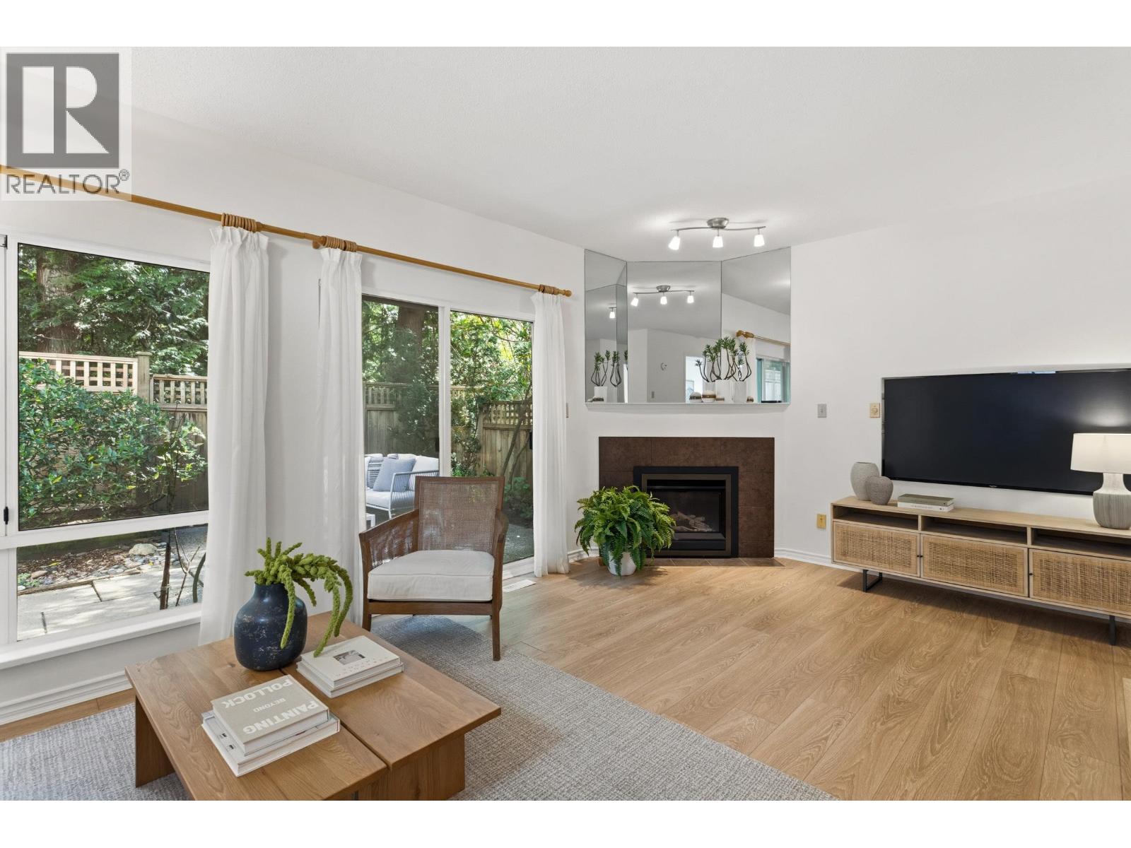 10 3939 Indian River Drive, North Vancouver, British Columbia  V7G 2P5 - Photo 3 - R3117230