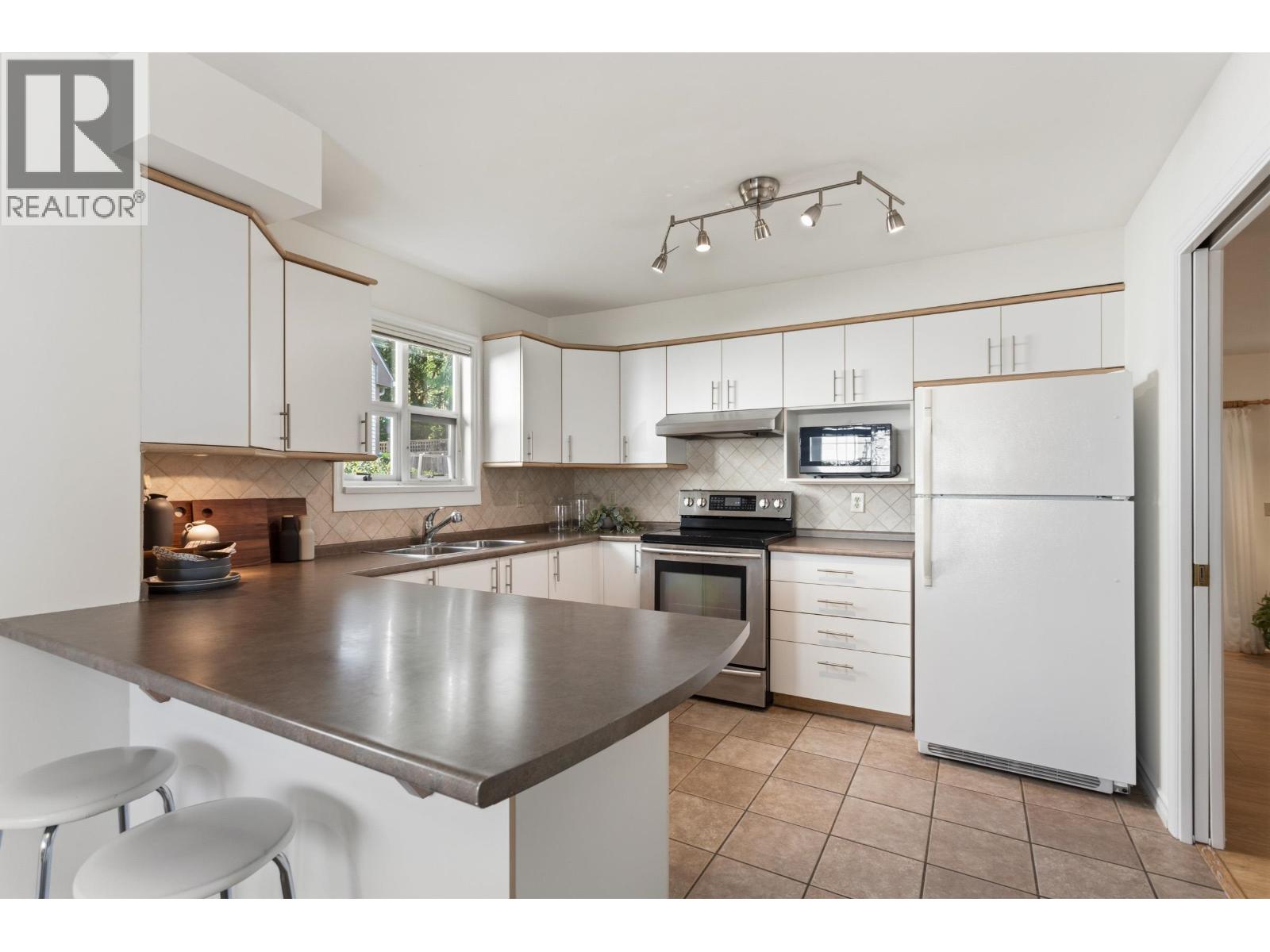 10 3939 Indian River Drive, North Vancouver, British Columbia  V7G 2P5 - Photo 9 - R3117230