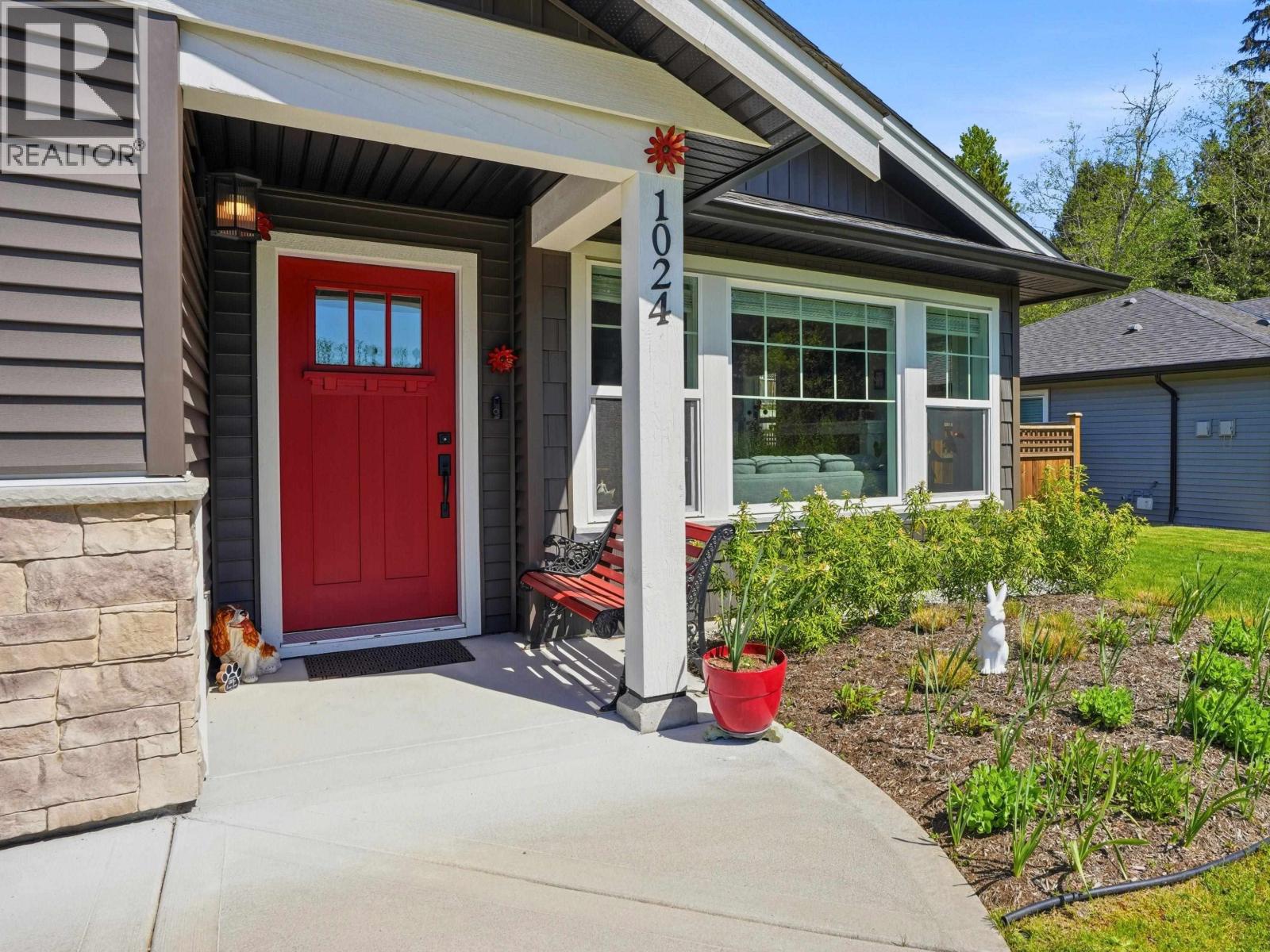 1024 Celia Crescent, Gibsons, British Columbia  V0N 1V7 - Photo 2 - R3117237