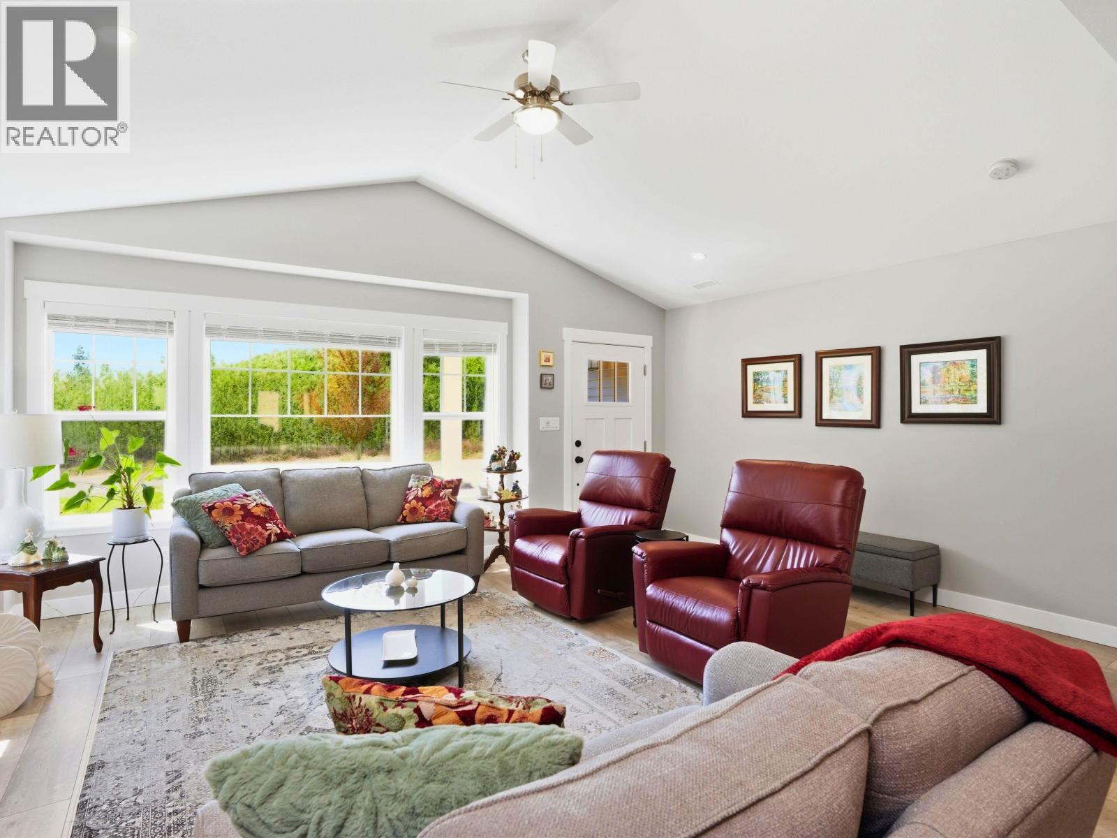 1024 Celia Crescent, Gibsons, British Columbia  V0N 1V7 - Photo 3 - R3117237