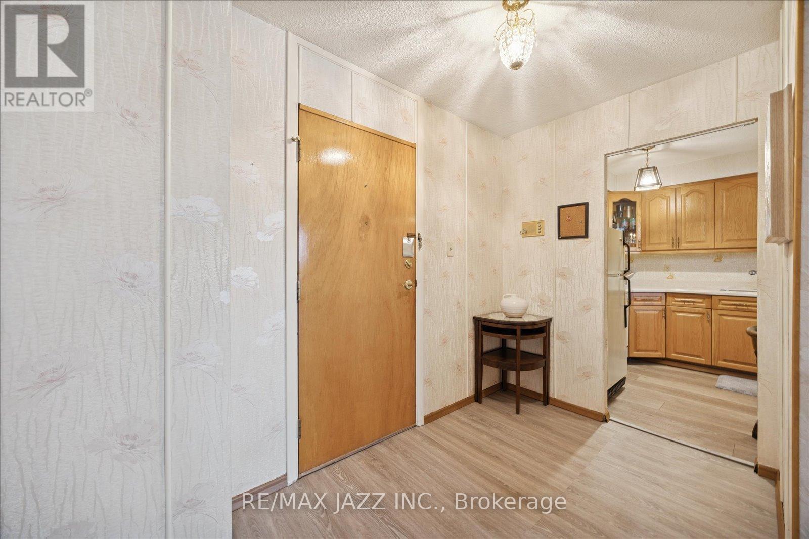 102 - 120 Elgin Street W, Oshawa, Ontario  L1G 1S7 - Photo 3 - E13057982