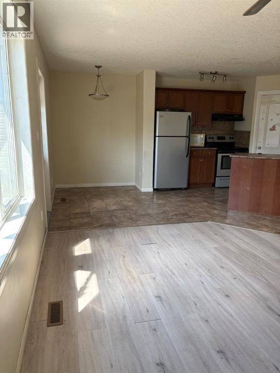 32, 6802 50 Avenue, Camrose, Alberta  T4V 5C7 - Photo 3 - A2271269