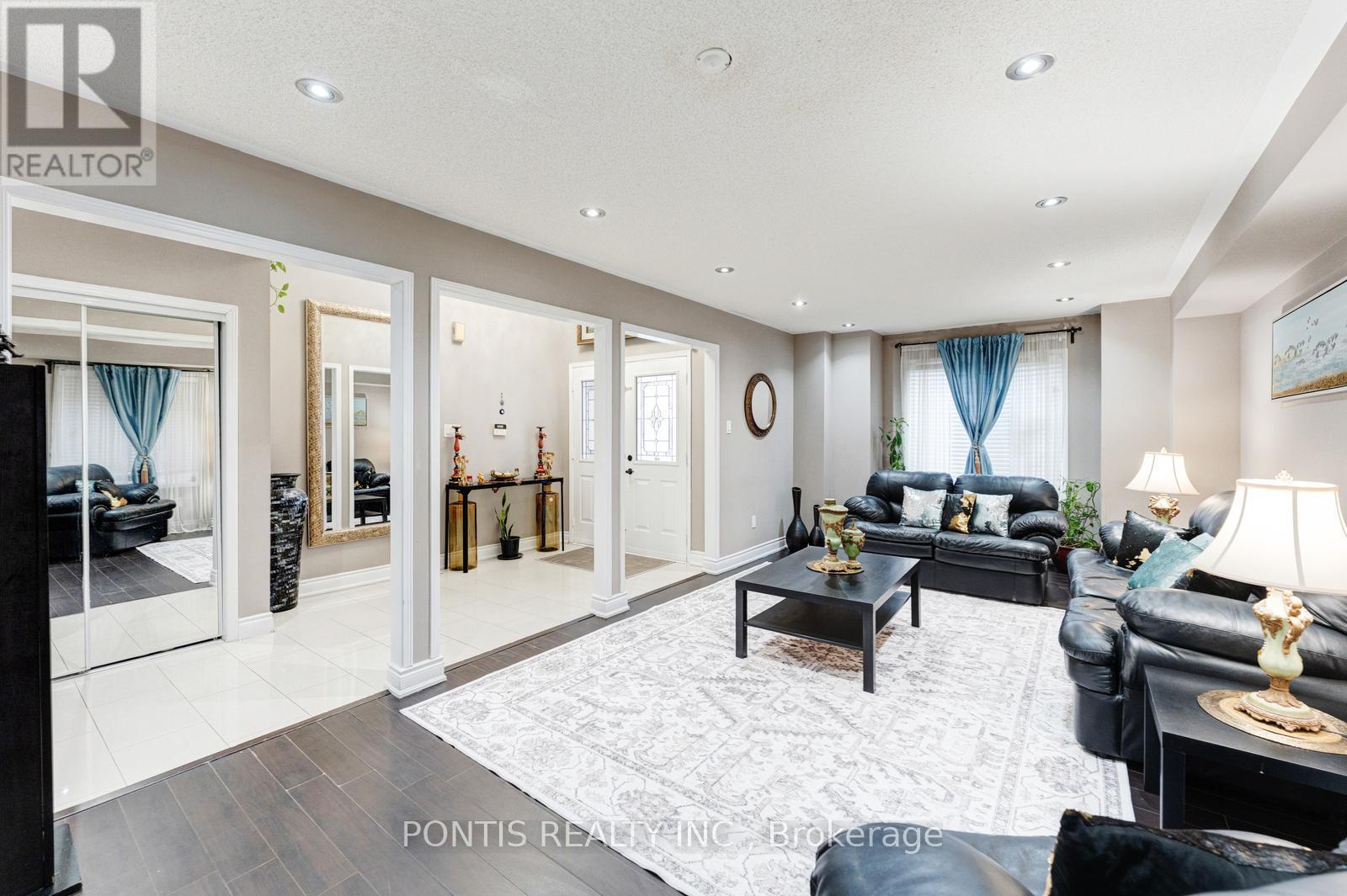 48 Sawston Circle, Brampton, Ontario  L7A 2N7 - Photo 3 - W13055448