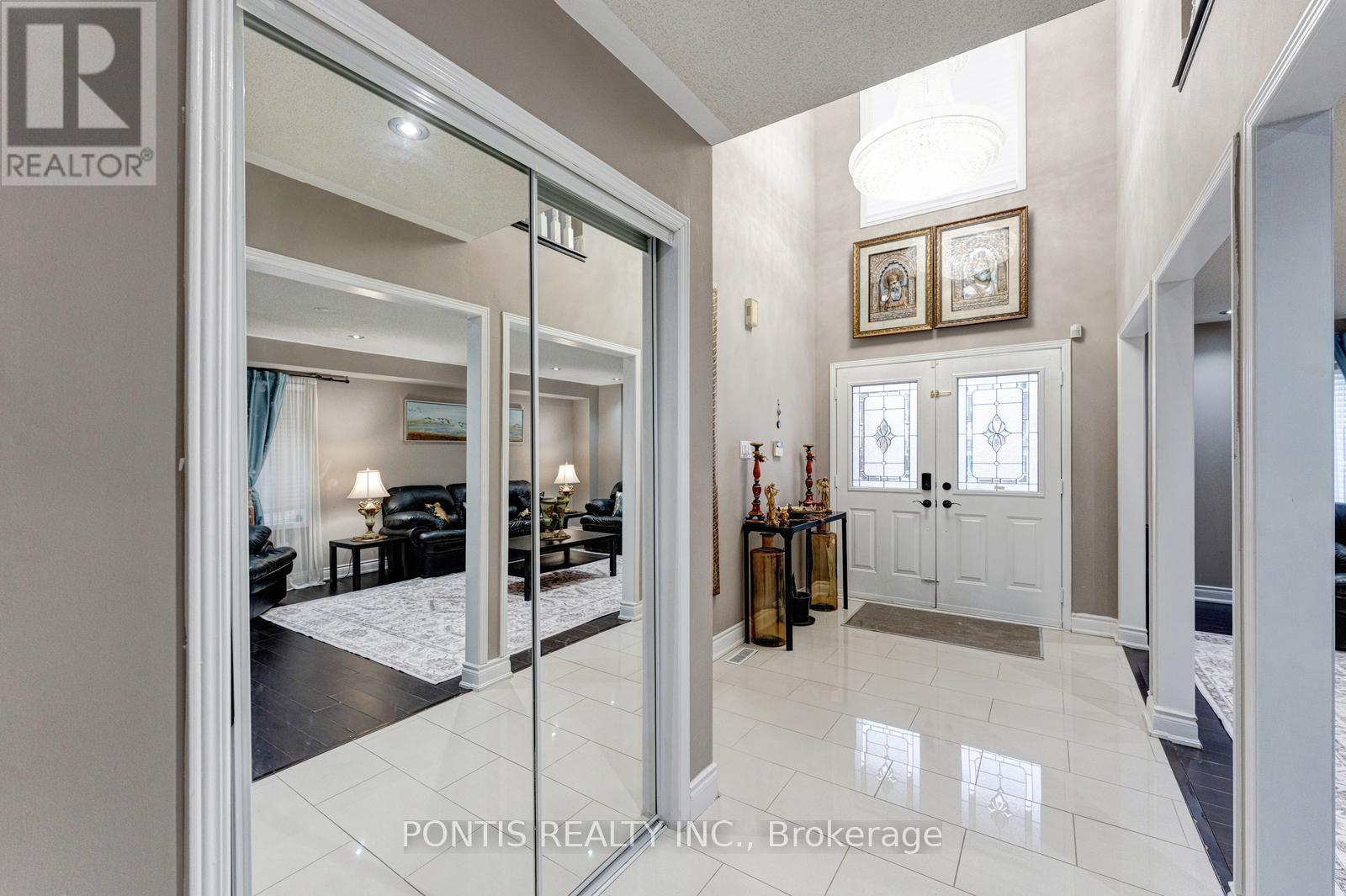 48 Sawston Circle, Brampton, Ontario  L7A 2N7 - Photo 2 - W13055448