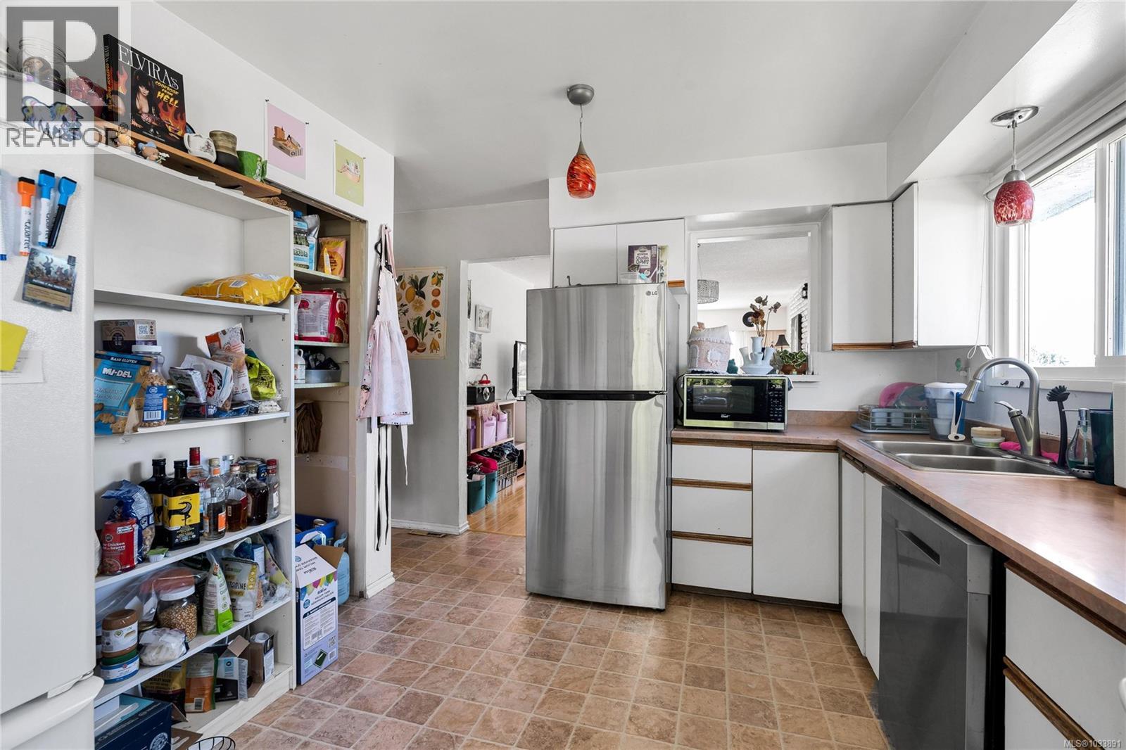 1768 Angola Pl, Saanich, British Columbia  V8N 4S6 - Photo 10 - 1033891