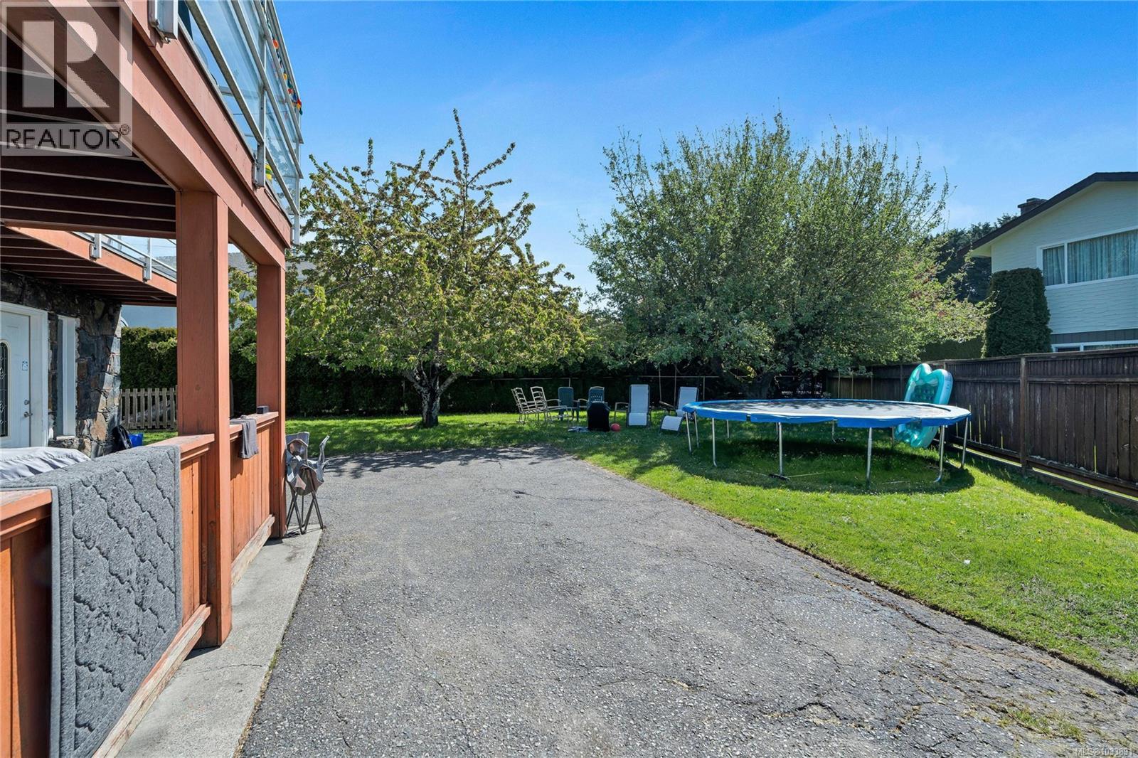 1768 Angola Pl, Saanich, British Columbia  V8N 4S6 - Photo 24 - 1033891