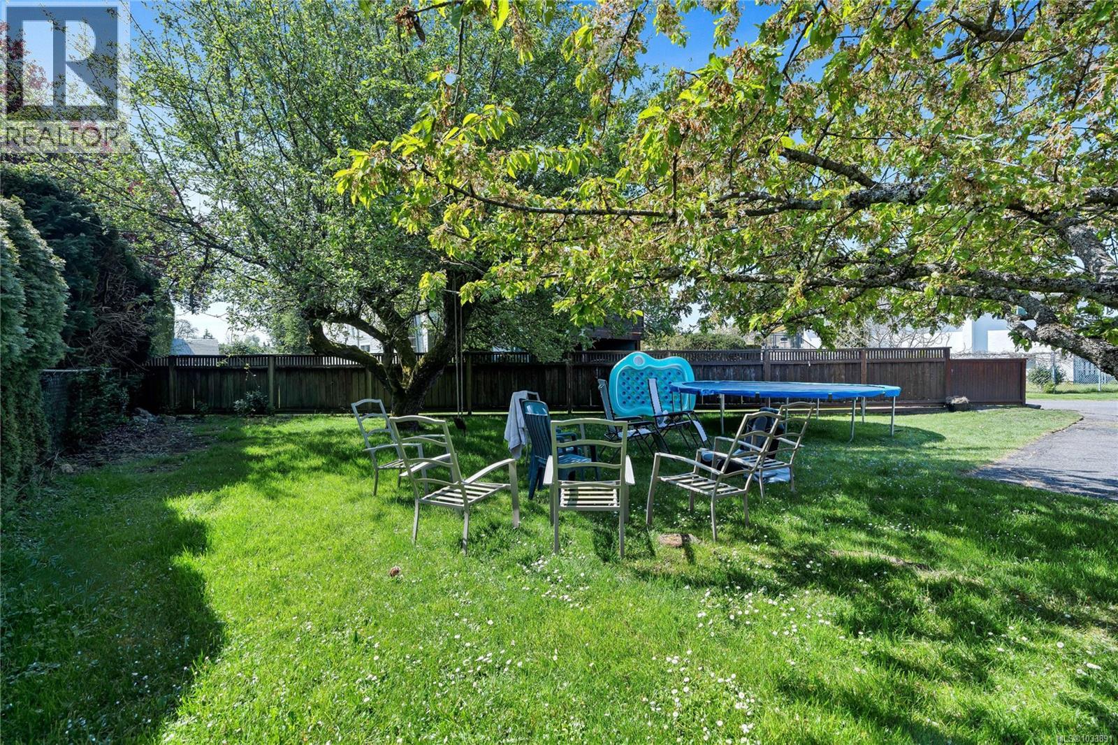 1768 Angola Pl, Saanich, British Columbia  V8N 4S6 - Photo 25 - 1033891