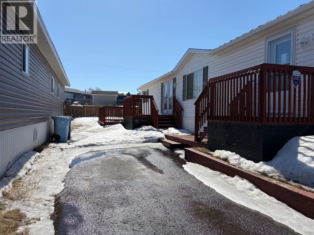 300 Grandview Crescent, Fort Mcmurray, Alberta  T9H 4Y1 - Photo 2 - A2303527