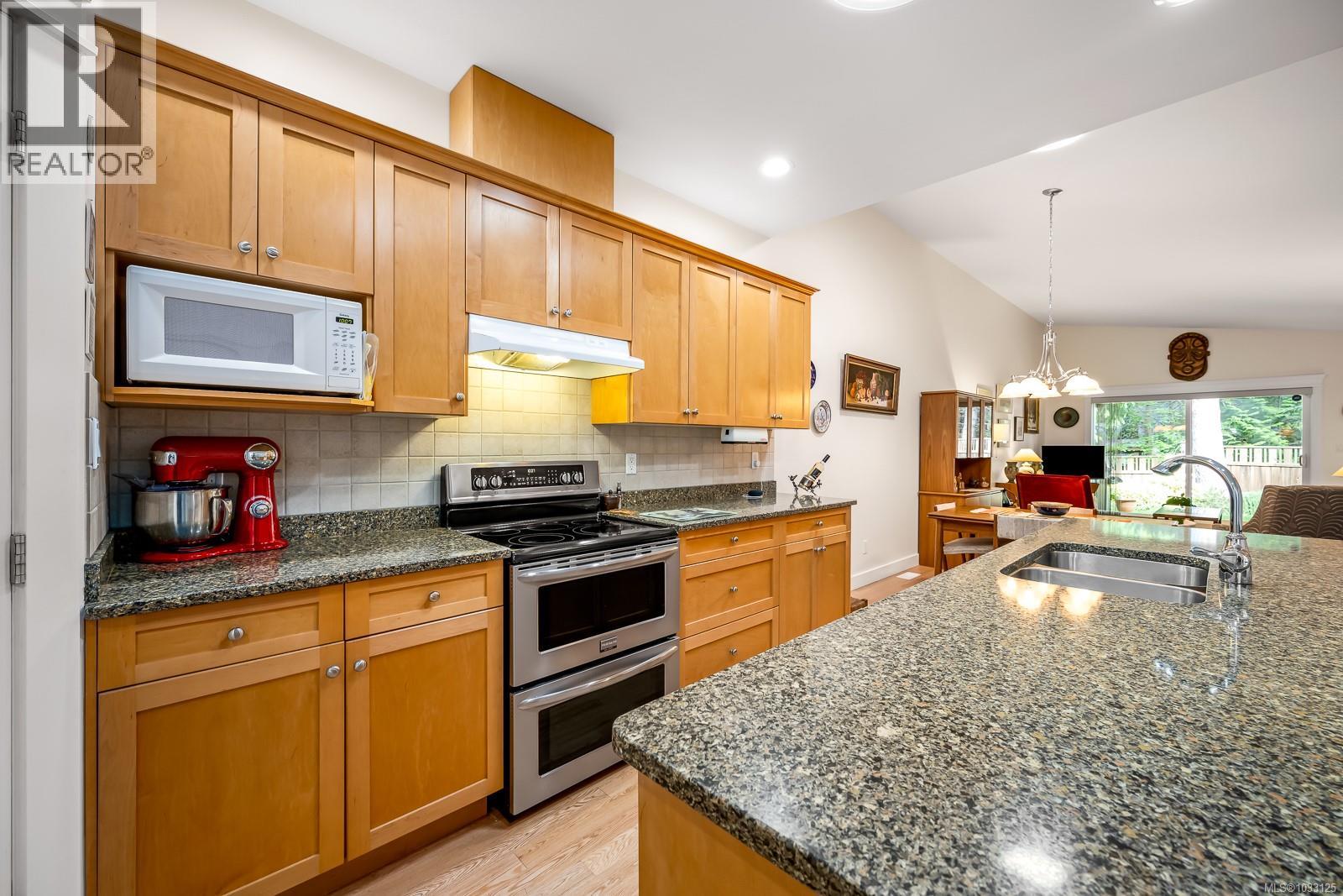 83 2001 Blue Jay Pl, Courtenay, British Columbia  V9N 4A8 - Photo 4 - 1033125