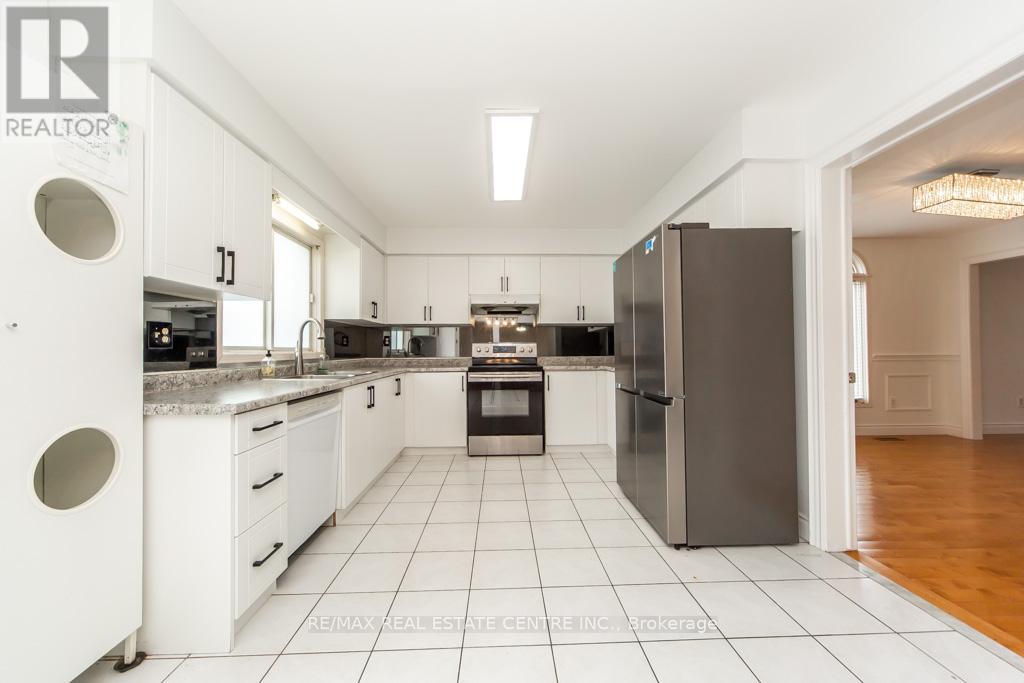 Upper - 6842 Forest Park Drive, Mississauga, Ontario  L5N 6X6 - Photo 10 - W13057794