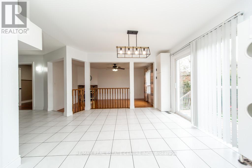 Upper - 6842 Forest Park Drive, Mississauga, Ontario  L5N 6X6 - Photo 11 - W13057794