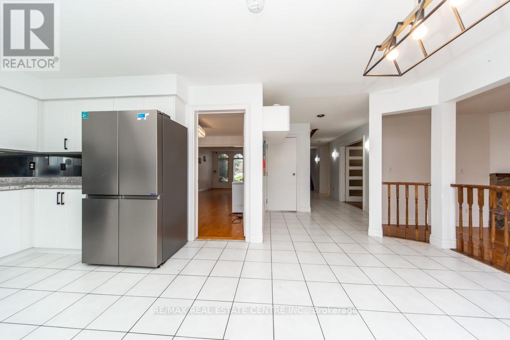 Upper - 6842 Forest Park Drive, Mississauga, Ontario  L5N 6X6 - Photo 12 - W13057794