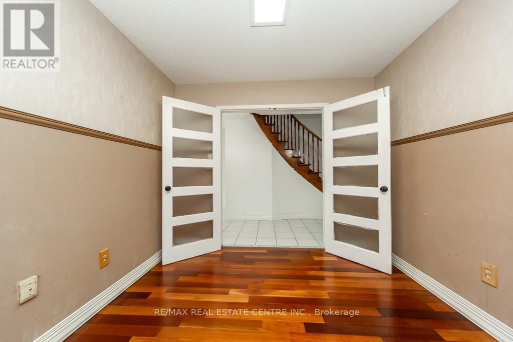 Upper - 6842 Forest Park Drive, Mississauga, Ontario  L5N 6X6 - Photo 16 - W13057794