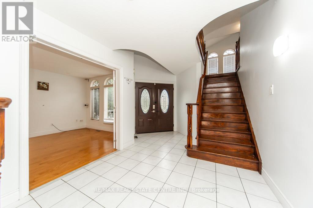 Upper - 6842 Forest Park Drive, Mississauga, Ontario  L5N 6X6 - Photo 4 - W13057794