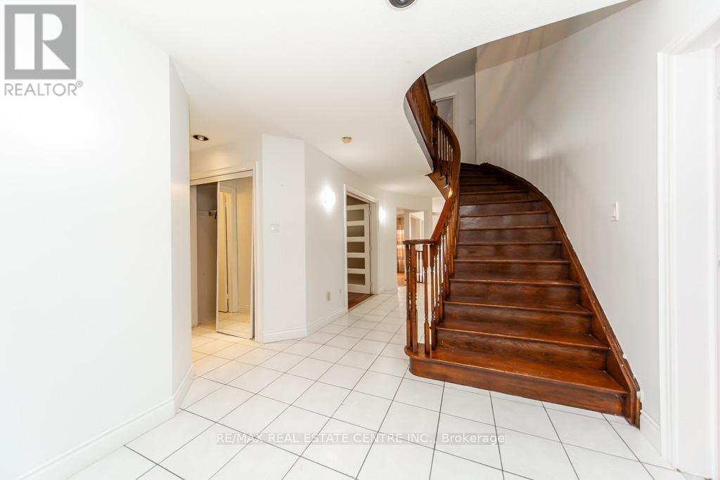 Upper - 6842 Forest Park Drive, Mississauga, Ontario  L5N 6X6 - Photo 5 - W13057794