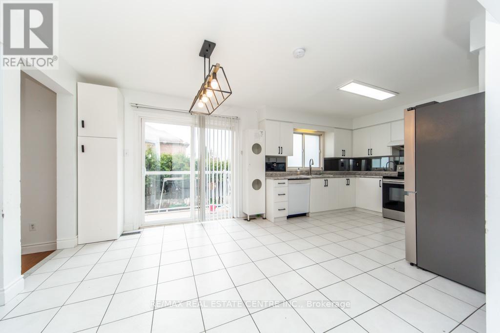 Upper - 6842 Forest Park Drive, Mississauga, Ontario  L5N 6X6 - Photo 8 - W13057794